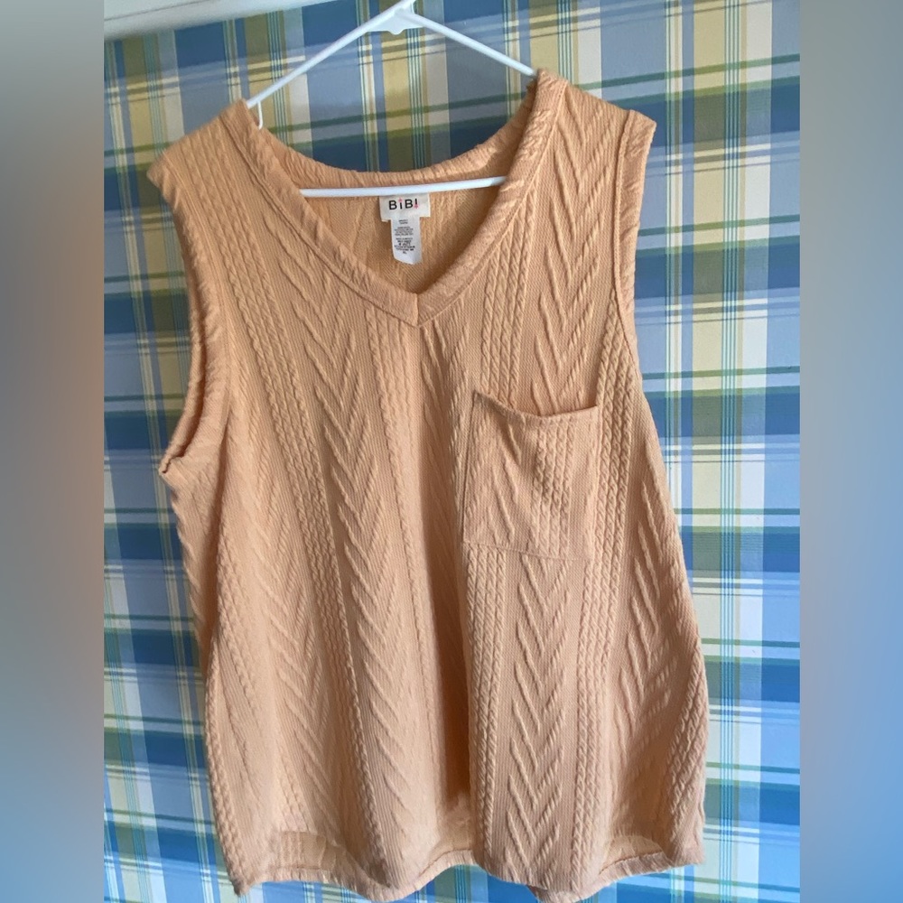 Lightweight sweater vest in a soft gold/yellow color. Xl